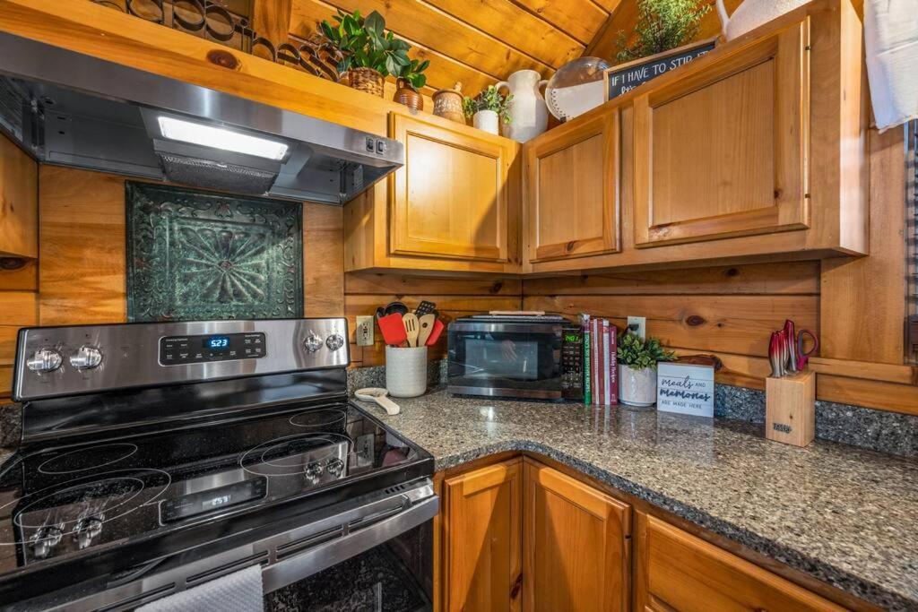 Log Cabin, Hot Tub, Fireplace, Pool Table & Views! Sevierville Exterior foto